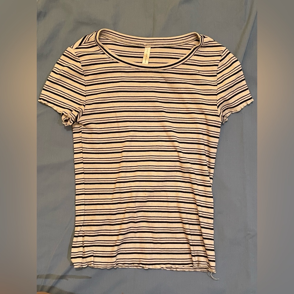 black and white Striped t shirt ruffled sleeves women’s m